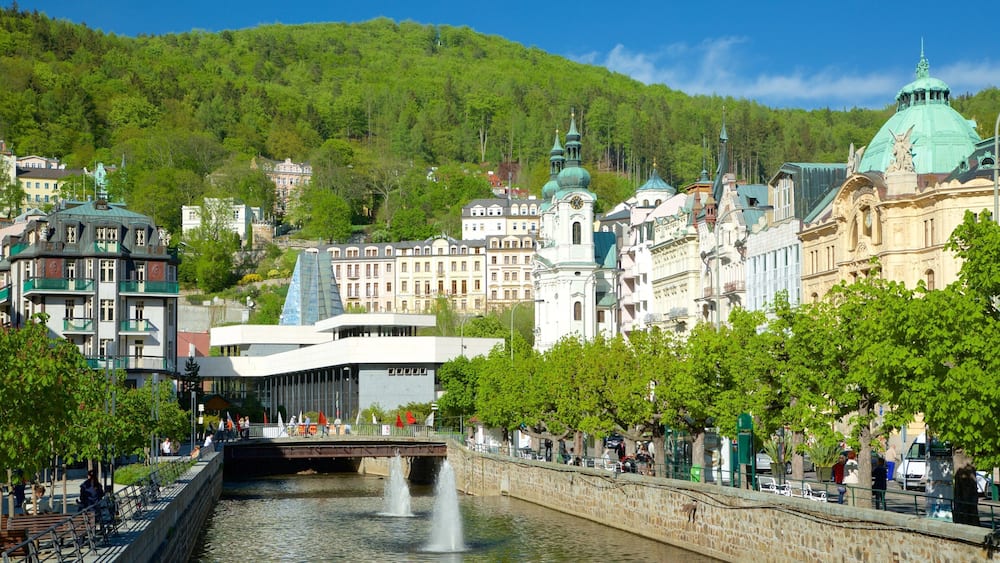 Karlovy Vary das einen Fluss oder Bach, Stadt und Springbrunnen