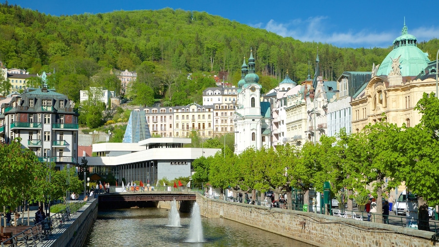 Karlovy Vary que inclui um rio ou córrego, uma fonte e uma cidade