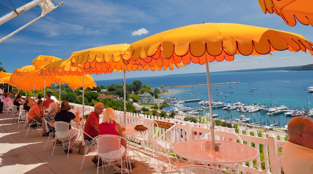 Mackinac Island og byder på udendørs spisning, en marina og en kystby