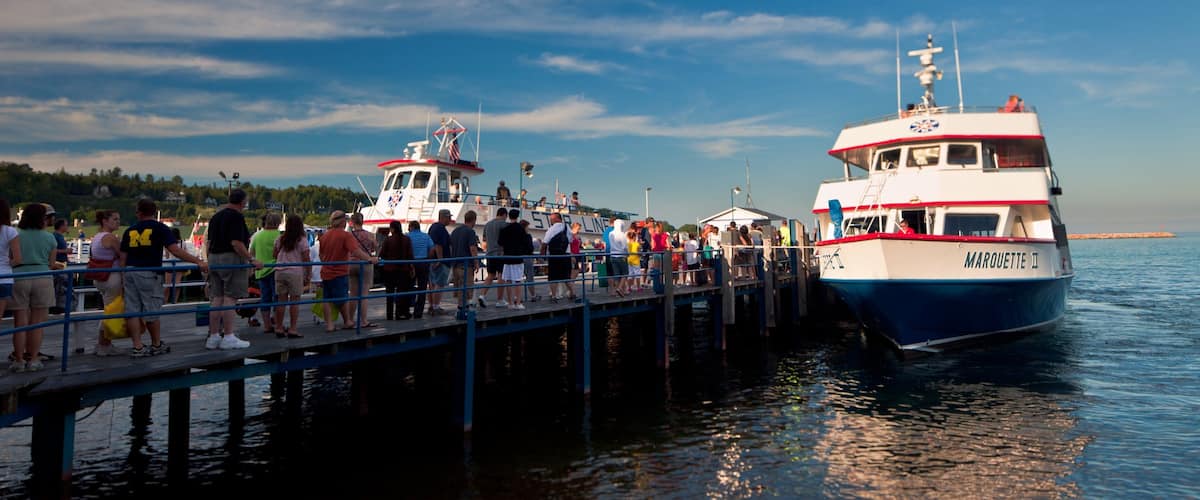 Mackinac Island mettant en vedette baie ou port, vues littorales et croisière