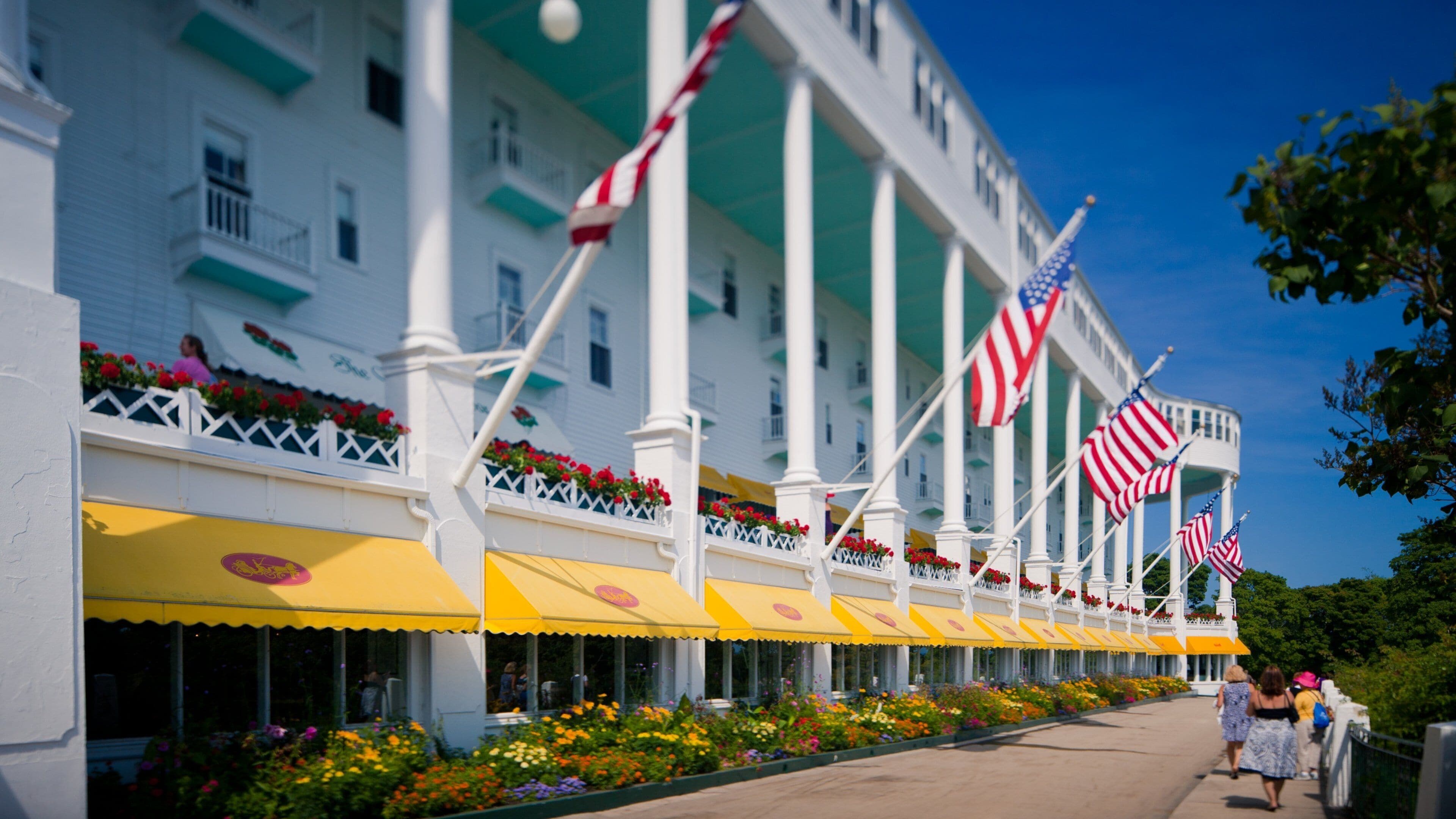 Mackinac Island som omfatter blomster, en by og moderne arkitektur