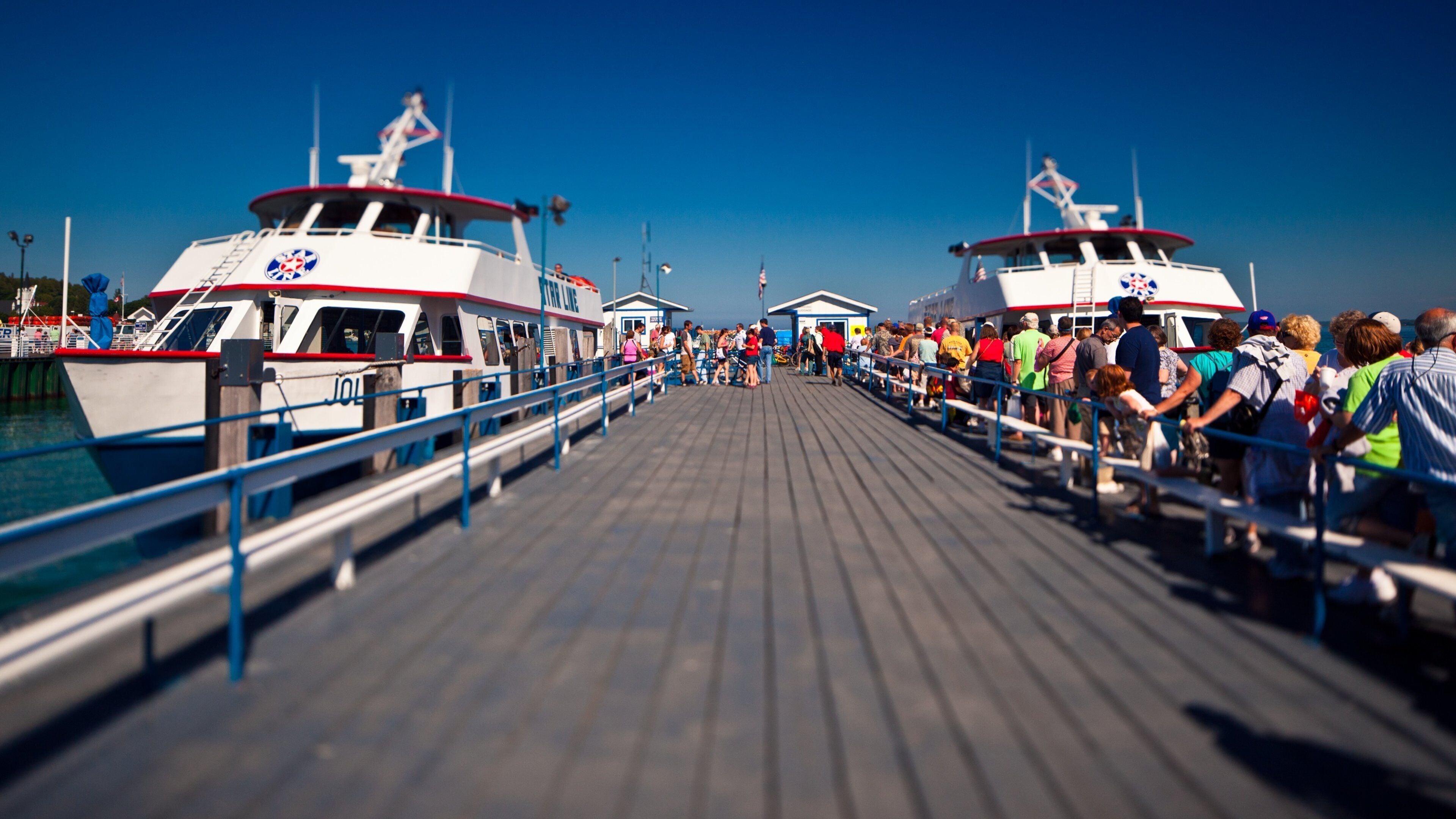 Isla Mackinac mostrando paseos en lancha, un ferry y una marina