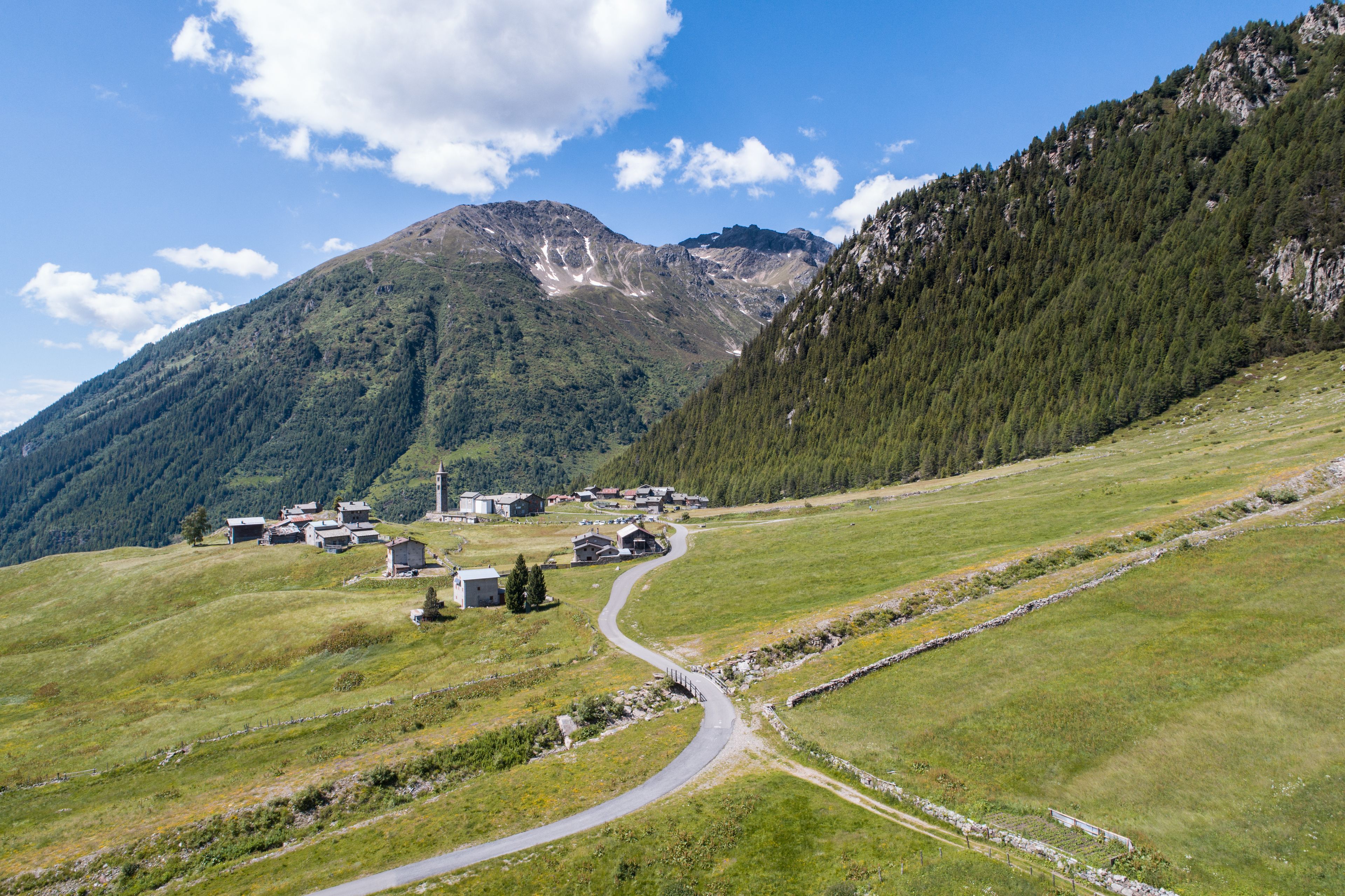 Un paysage montagneux avec un village niché au fond de la vallée.