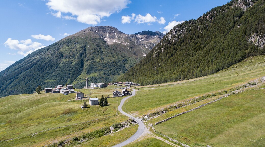 Un paysage montagneux avec un village niché au fond de la vallée.