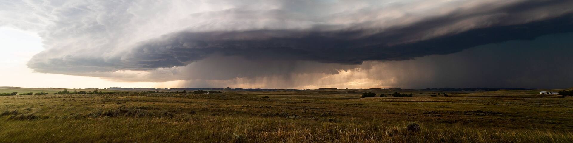 Derecho storm cloud and severe weather approach Broadus, Montana