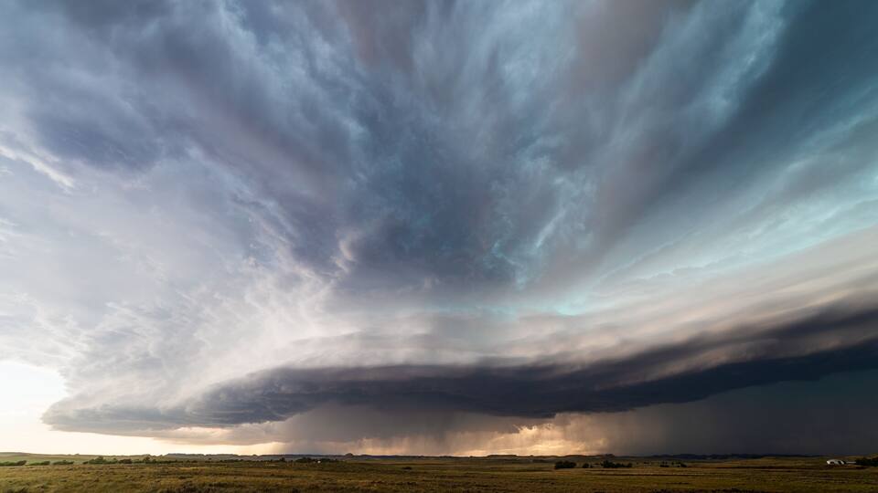 Derecho storm cloud and severe weather approach Broadus, Montana