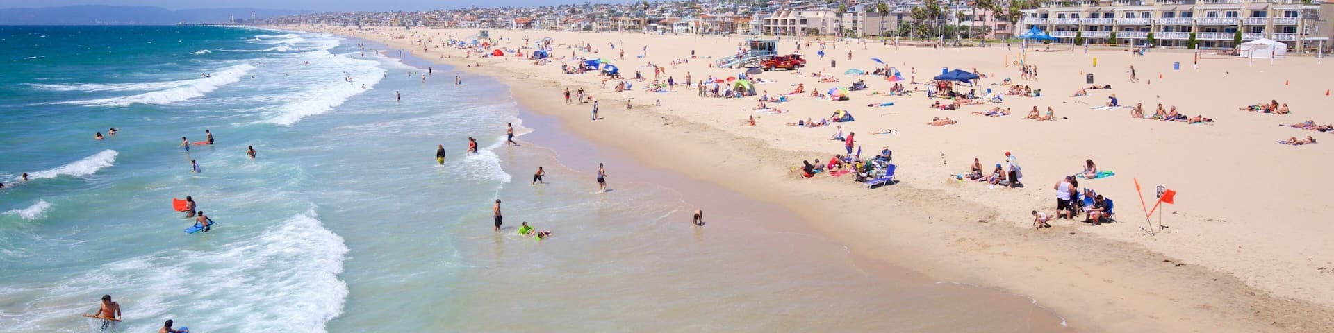 Hermosa Beach que incluye vistas generales de la costa y una playa y también un gran grupo de personas
