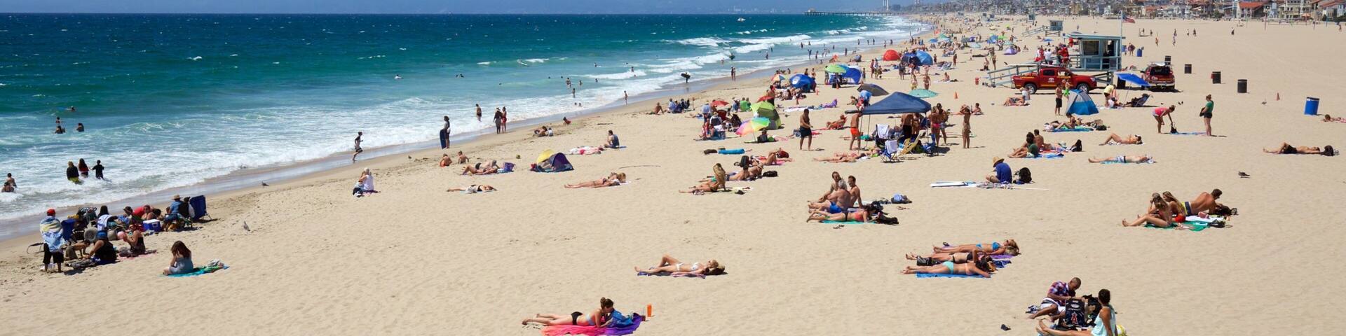 Hermosa Beach showing general coastal views and a beach as well as a large group of people