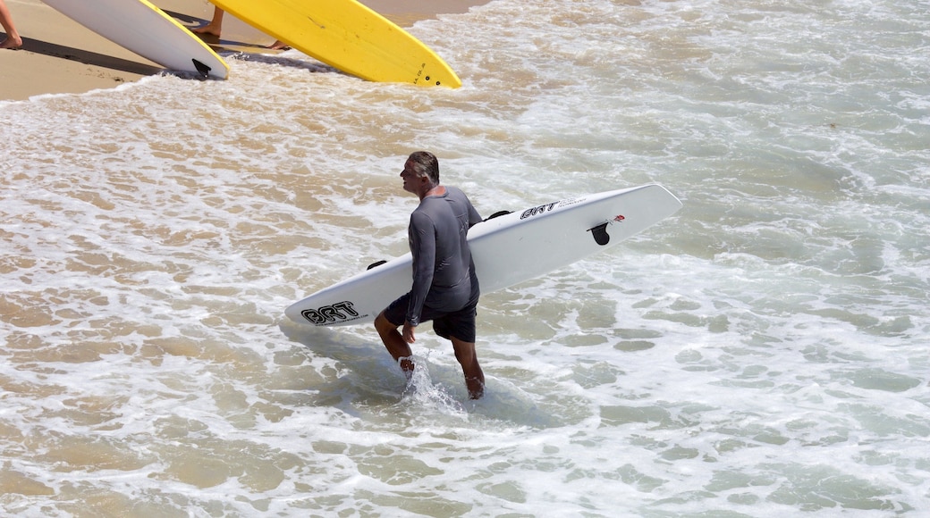 Hermosa Beach mettant en vedette surf aussi bien que homme