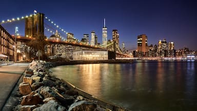 Brooklyn Bridge Park waterfront in evening with view of skyscrapers of Lower Manhattan and the Brooklyn Bridge. Brooklyn, Manhattan, New York City