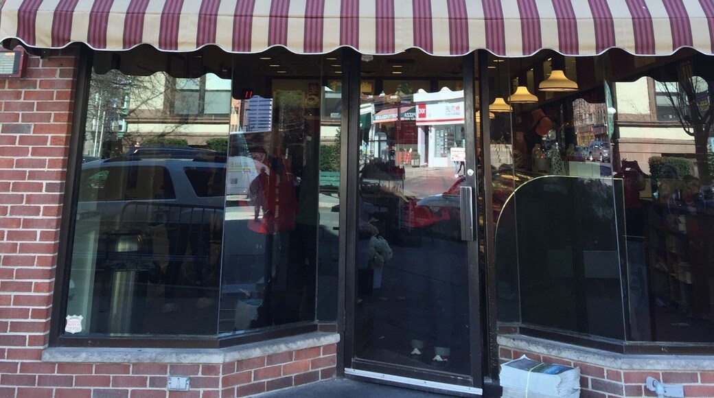 Something I have dreamed about my whole life and I finally got to try his famous cannoli!
#bakery
#italian