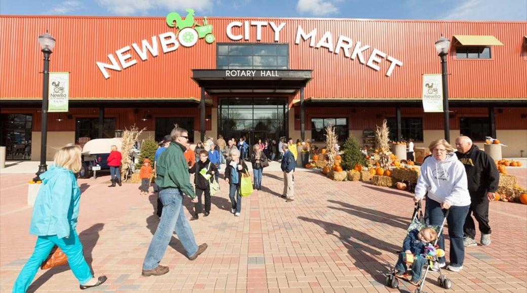 Cedar Rapids showing markets and signage as well as a large group of people