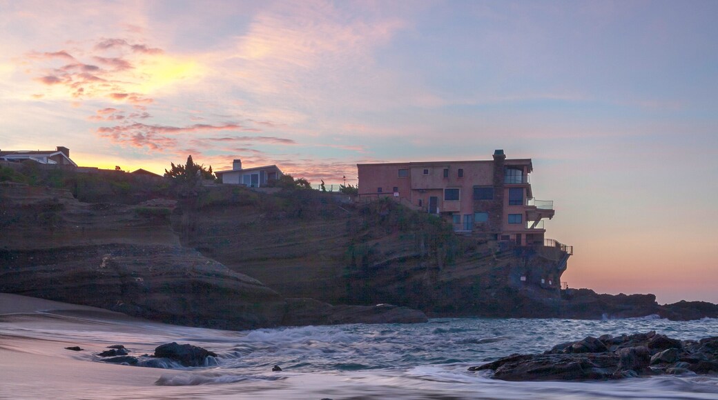 This little hidden gym is something everyone should see. Hidden off the pch in Laguna Beach. Off a private road so will need to park and walk to get here also lots of stairs.