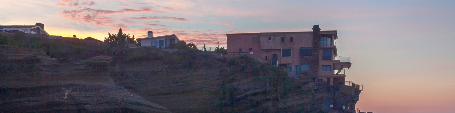 This little hidden gym is something everyone should see. Hidden off the pch in Laguna Beach. Off a private road so will need to park and walk to get here also lots of stairs.