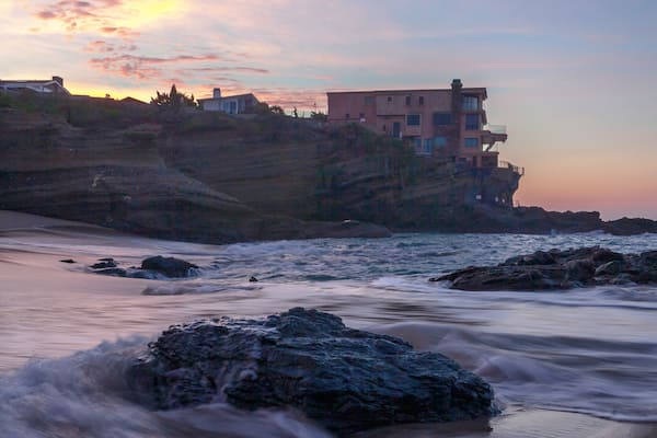 This little hidden gym is something everyone should see. Hidden off the pch in Laguna Beach. Off a private road so will need to park and walk to get here also lots of stairs.