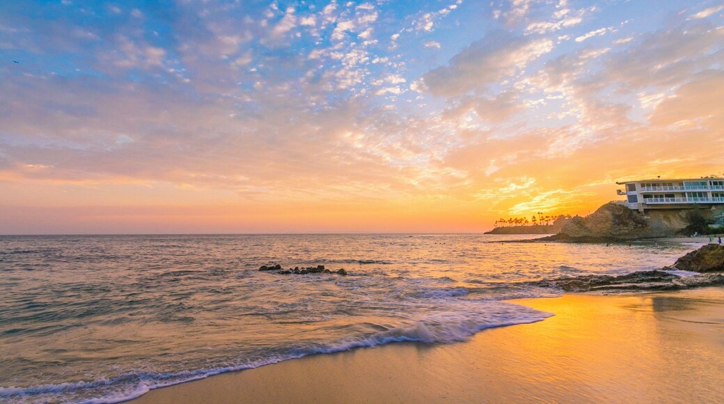 #Sunset in #LagunaBeach is just beautiful. Itâs the time of day when the sand shimmers like gold.
