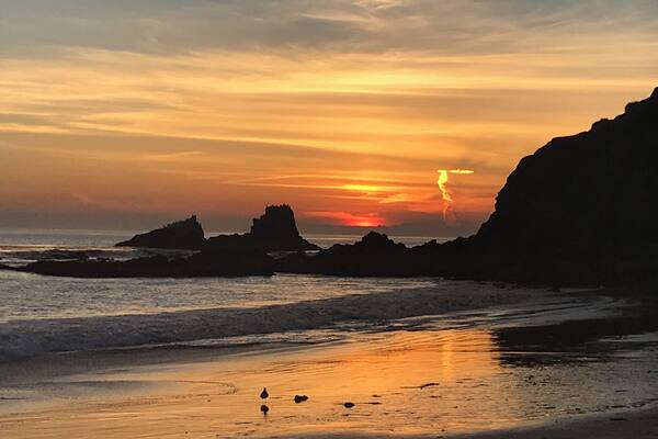 This is a spot most locals know about but most tourist do not. It is a gorgeous bay north of Main beach in Laguna Beach and it is my happy place to watch incredible sunsets. Often you will see Dolphins and Seal playing in the waves#LifeAtExpedia