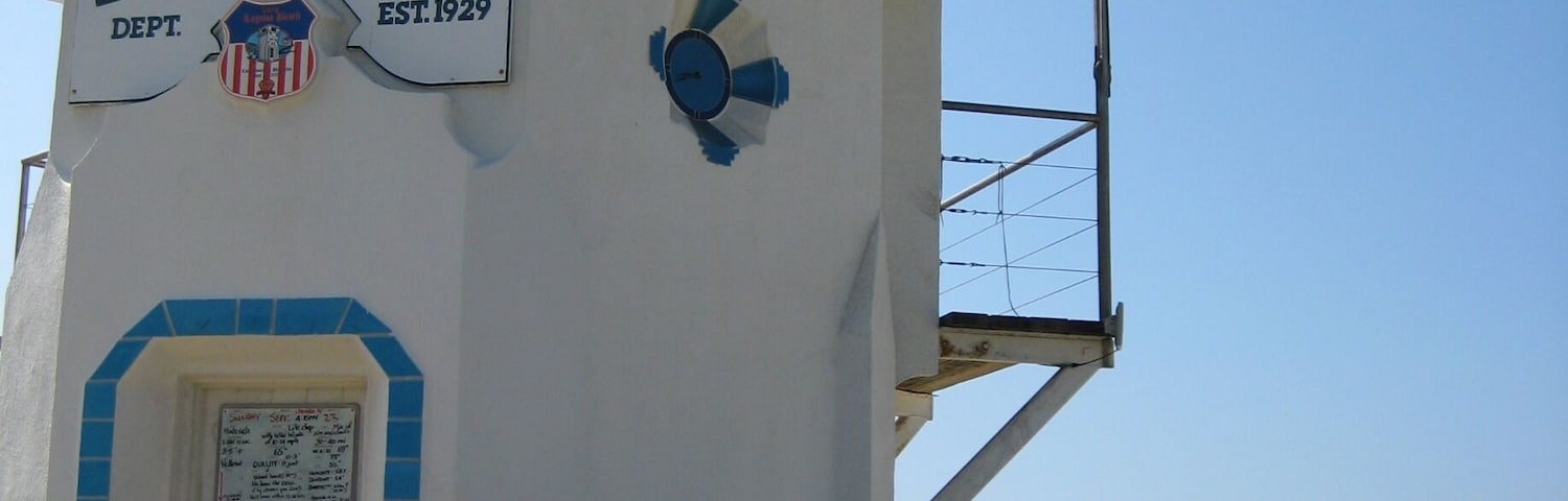 Torre de salva-vidas na Praia Laguna com bandeira amarela, construída em 1929.