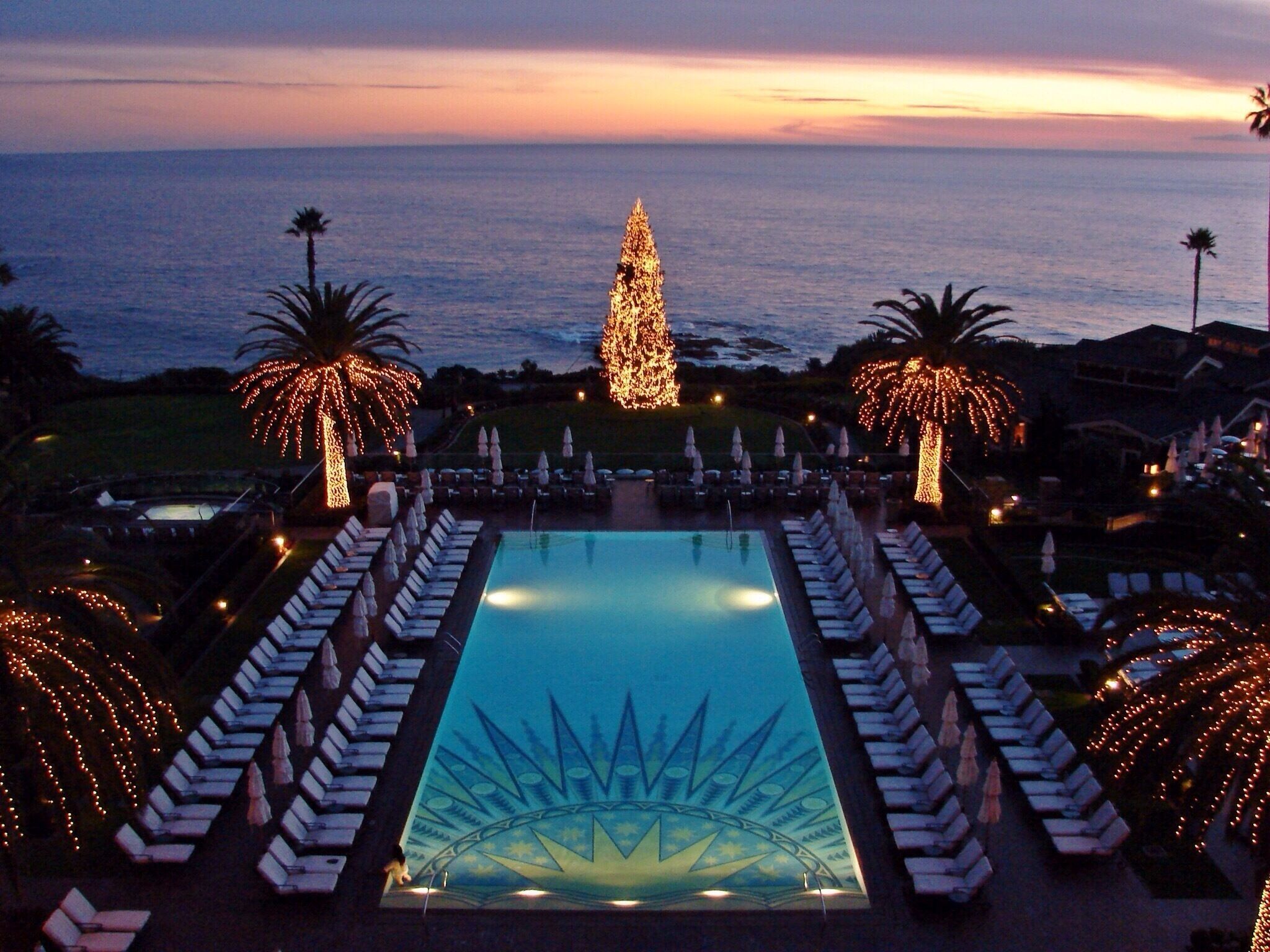 You don't have to stay at this fabulous hotel to enjoy its beauty.  It's become a Christmas tradition for my husband and I to just go have a drink in the lobby, have a bite to eat, and then sit outside and enjoy this amazing view.