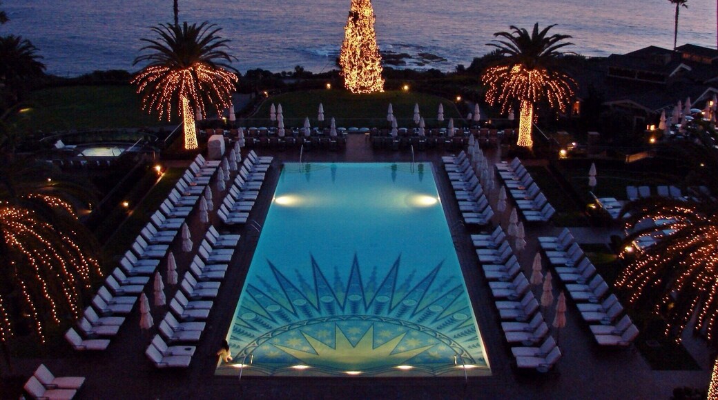 You don't have to stay at this fabulous hotel to enjoy its beauty. It's become a Christmas tradition for my husband and I to just go have a drink in the lobby, have a bite to eat, and then sit outside and enjoy this amazing view.