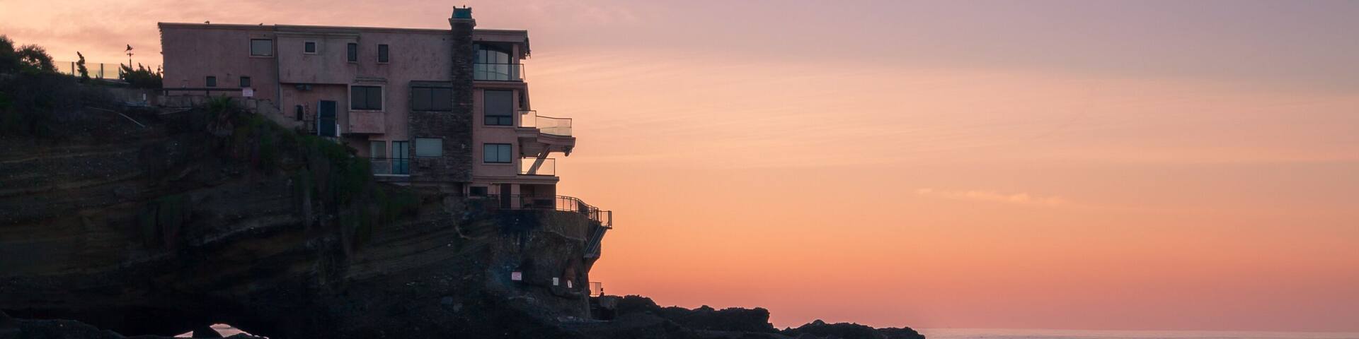 Amazing little hidden beach in Laguna. Hard to find but once do view was worth it.
#bvs100k