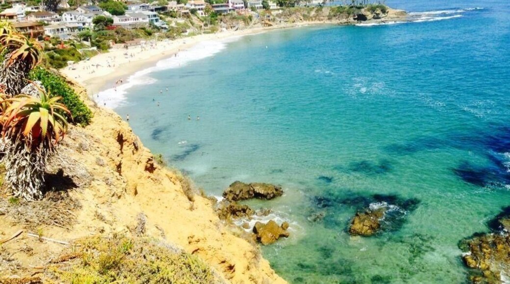 I realized after 40 years that I should start exploring new beaches in SoCal every year like I do in Hawaii (Oahu & Maui) last June we stopped in a few spots in Laguna Beach. The water here is so clear and the cove is beautiful.