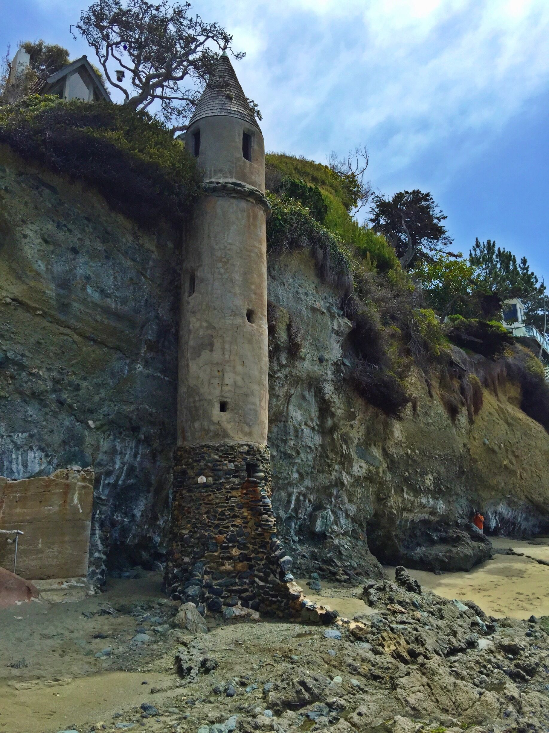 "La Tour" is located at Victoria Beach, one of Laguna's most private public beaches. The tower built in 1926. It was designed to provide spiraling stairs from the precipitous cliffs above. Its appearance of an early Victorian lighthouse or turret of a 16th century castle delights tourists who often photograph it.