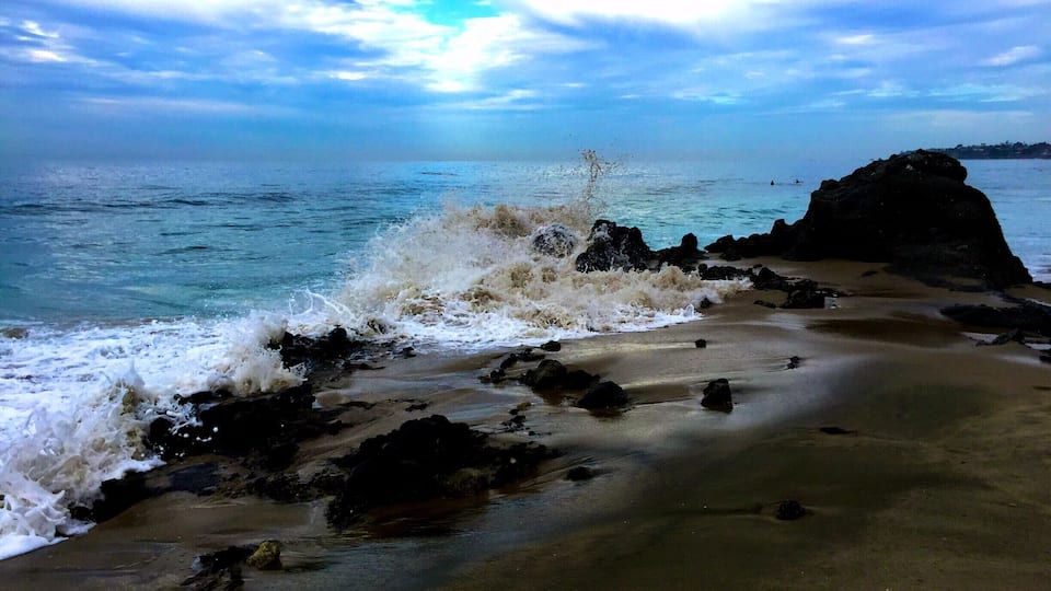 The waves crashing on the shores and jagged rocks of Cress Street Beach, a popular surfing spot for Laguna Beach locals.
#beach
#beachbound
#Laguna
#California
#lifeatexpedia