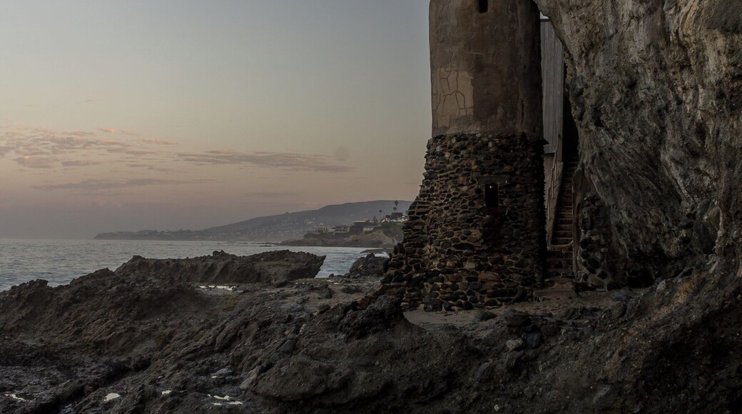This is a iconc spot in Laguna Beach due to the Pirates Tower. Makes for a great photo. And a great beach just to visit and take in the views #BVSTrove
