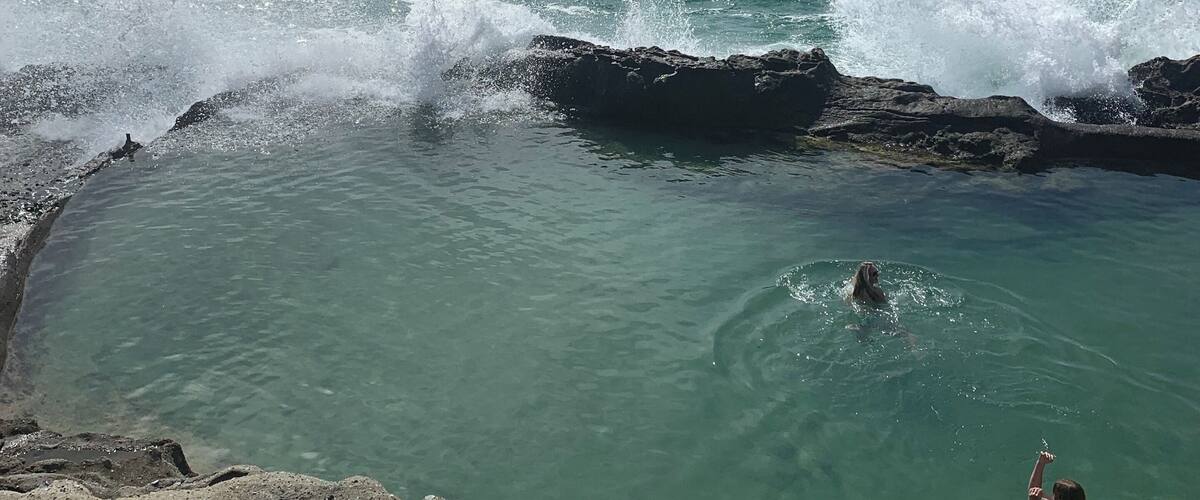 This is known as the โSecret Poolsโ in Laguna Beach and its only access is through a cave at *very low tide*. Itโs a dangerous spot if you donโt know what youโre doing. A young man got sucked into a blow hole when a rogue wave struck him and he unfortunately passed away. It is best to go with a local. #localsecrets