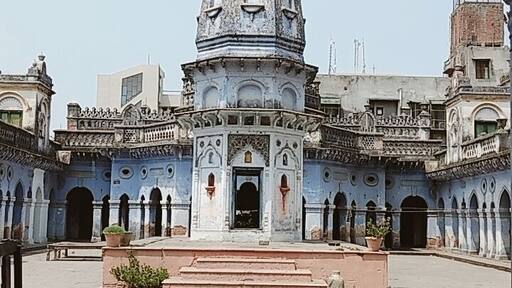 18th century "Dharamshala".
People used to stay here. Now abandoned.