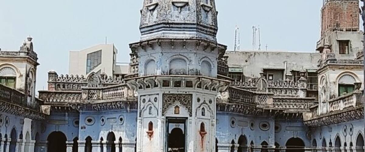 A historic building with a central dome and a courtyard.