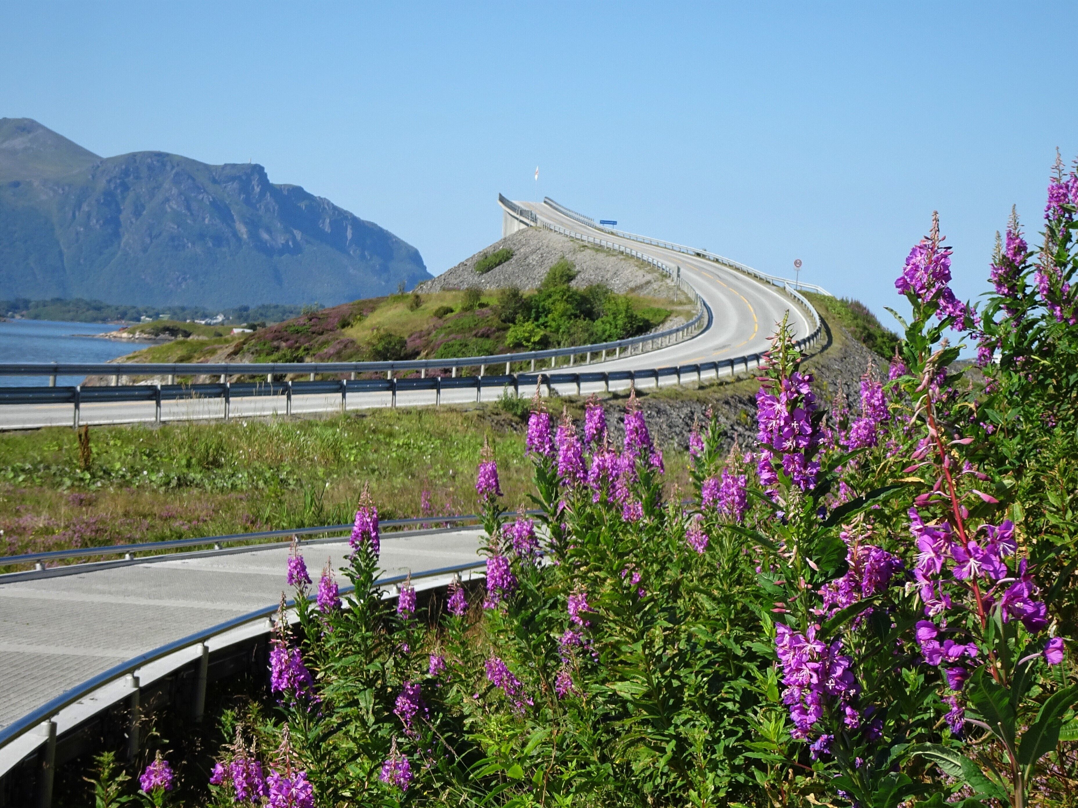 The Atlantic Road connects the island Averøy with the mainland via a series of small islands and islets, spanned by a total of eight bridges over 8274 meters. The road is a national tourist route.
Here, on Eldhusøya, you can take a walk on the suspended walkway around the islet.  #OntheRoad
