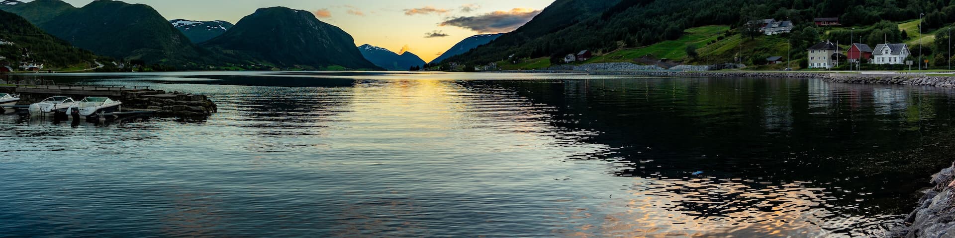Urlaub in Süd-Norwegen: Sonnenuntergang Panorama vom See Jølstravatnet Skei (Jolster) am Sunnfjord.