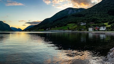 Urlaub in Süd-Norwegen: Sonnenuntergang Panorama vom See Jølstravatnet Skei (Jolster) am Sunnfjord.