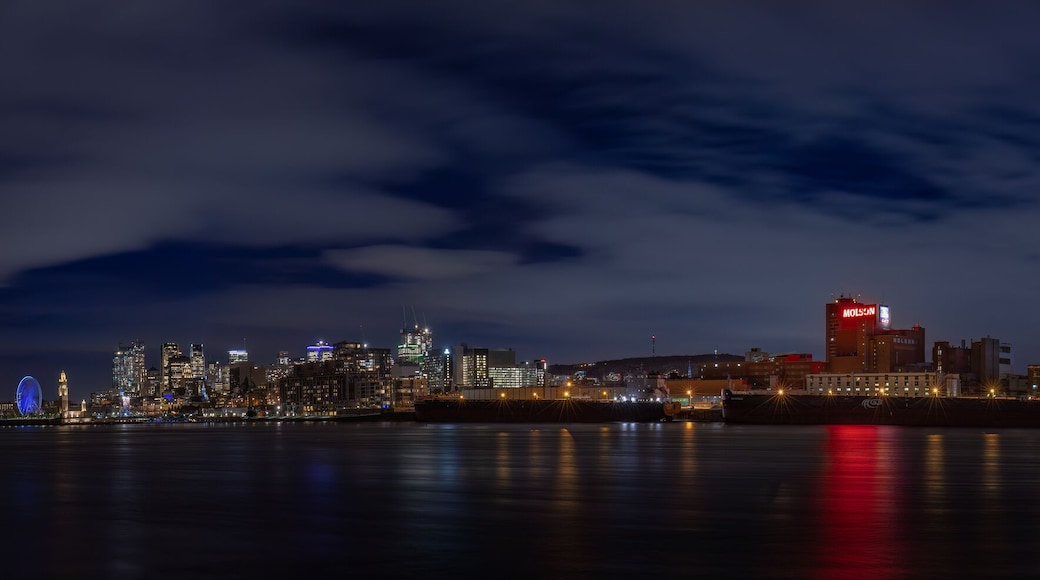 Montreal, the Jacques Cartier Bridge was the first to be connected to offer a light show to the inhabitants of downtown Montreal and Longueuil