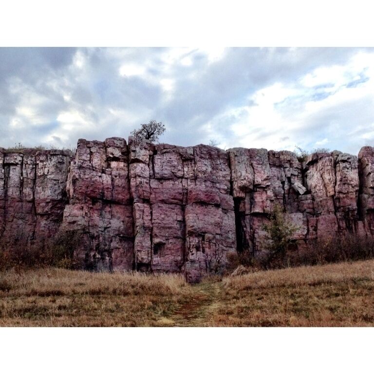 Sioux Quartz Cliffs that stretch miles across the Minnesota prairie. Native Americans used to hunt buffalo here by chasing the herd over the steep edges. #park #cliffs #explore #travel #minnesota #hike #trails #autumn #sioux #quartz #beautiful
#localgem