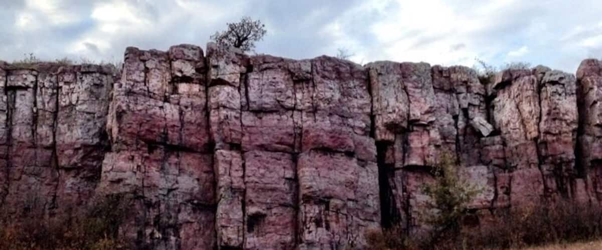 Sioux Quartz Cliffs that stretch miles across the Minnesota prairie. Native Americans used to hunt buffalo here by chasing the herd over the steep edges. #park #cliffs #explore #travel #minnesota #hike #trails #autumn #sioux #quartz #beautiful
#localgem