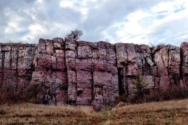 Sioux Quartz Cliffs that stretch miles across the Minnesota prairie. Native Americans used to hunt buffalo here by chasing the herd over the steep edges. #park #cliffs #explore #travel #minnesota #hike #trails #autumn #sioux #quartz #beautiful
#localgem