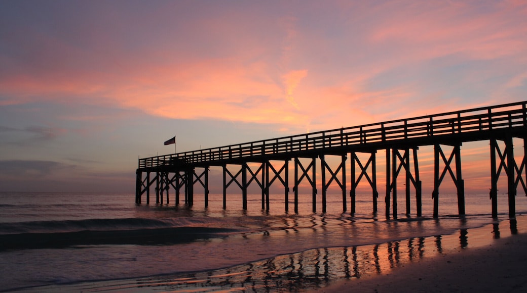 the Gulf of Mexico always delivers up an amazing sunset... this is a private pier towards the north end of Madeira Beach #waterlust #sunset #pier #beach