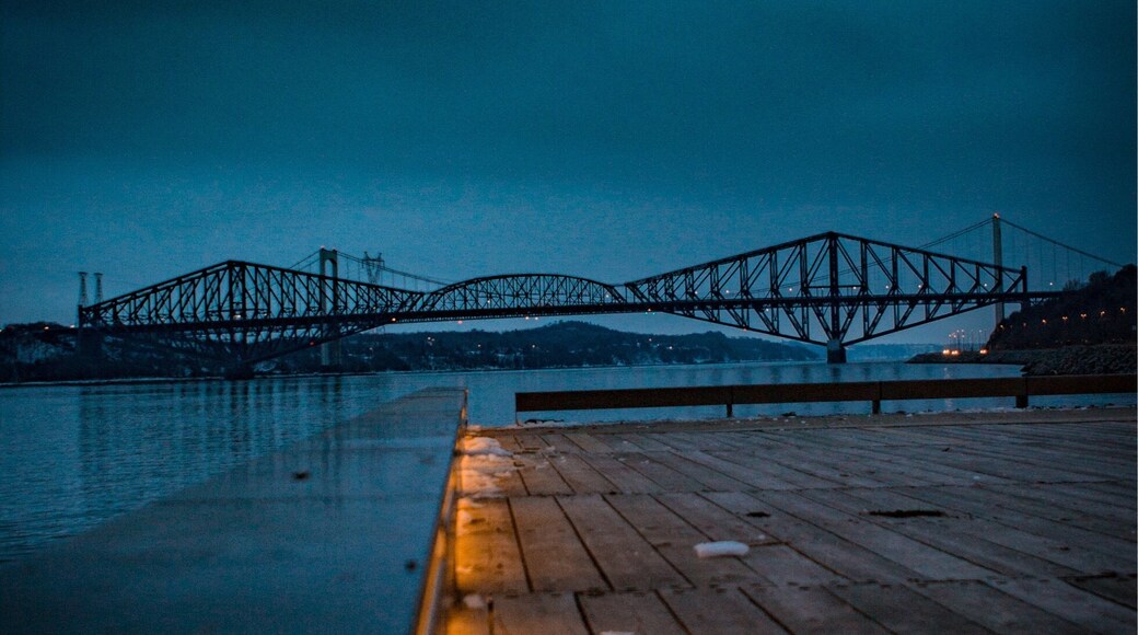 Shot of the quebec bridge at the blue hours (5h45AM)
at "promenade samuel de champlain" to take the picture