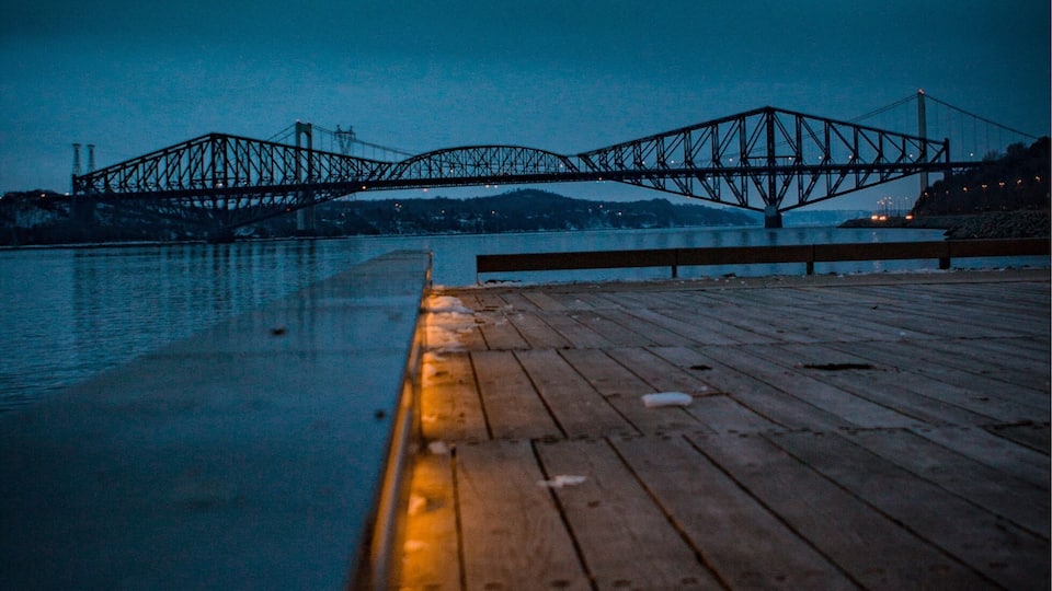 Shot of the quebec bridge at the blue hours (5h45AM)
at "promenade samuel de champlain" to take the picture