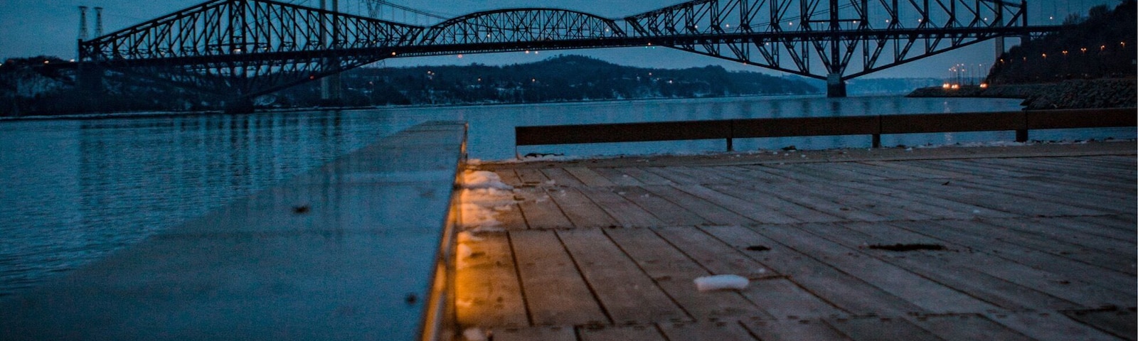 Shot of the quebec bridge at the blue hours (5h45AM)
at "promenade samuel de champlain" to take the picture