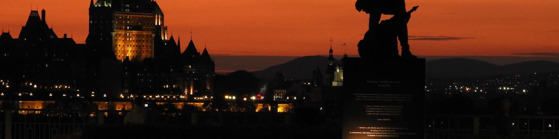 The statue that stands on the terrace is that of François Gaston, knight of Lévis. This is a replica of the bronze found on the facade of the Hôtel du Parlement in Quebec City.
