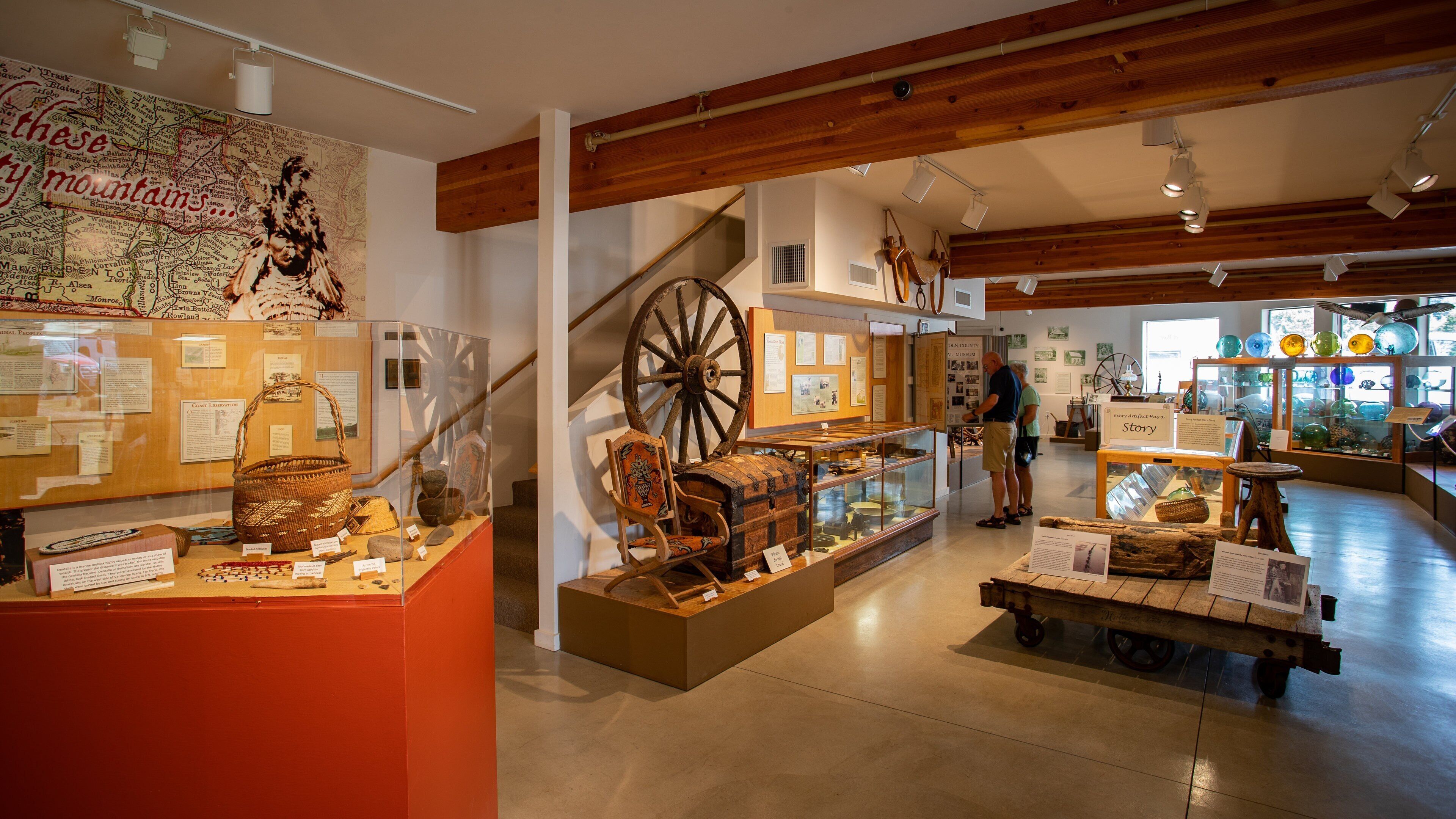 Lincoln City featuring interior views as well as a couple