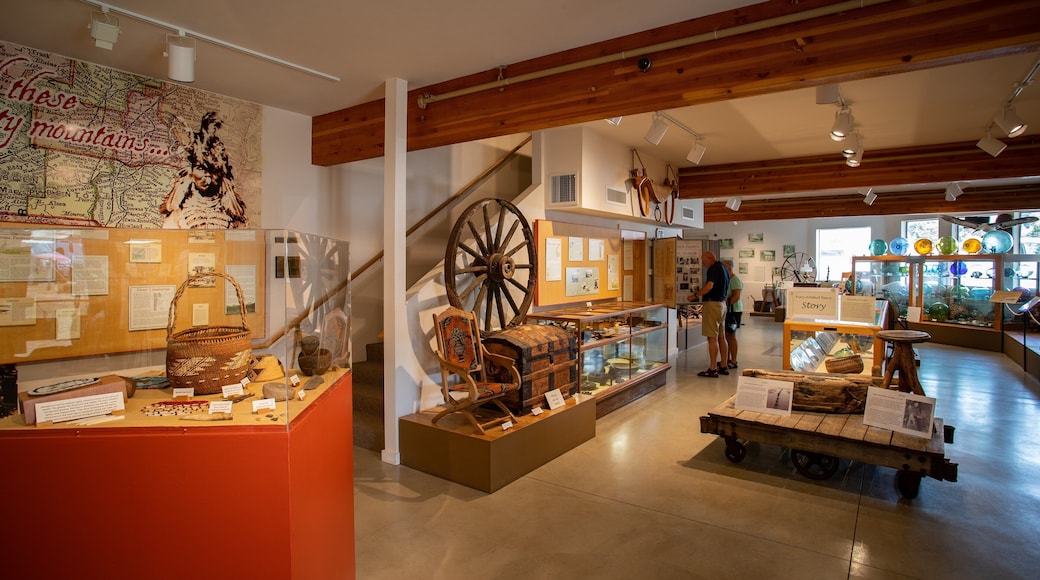 Lincoln City featuring interior views as well as a couple