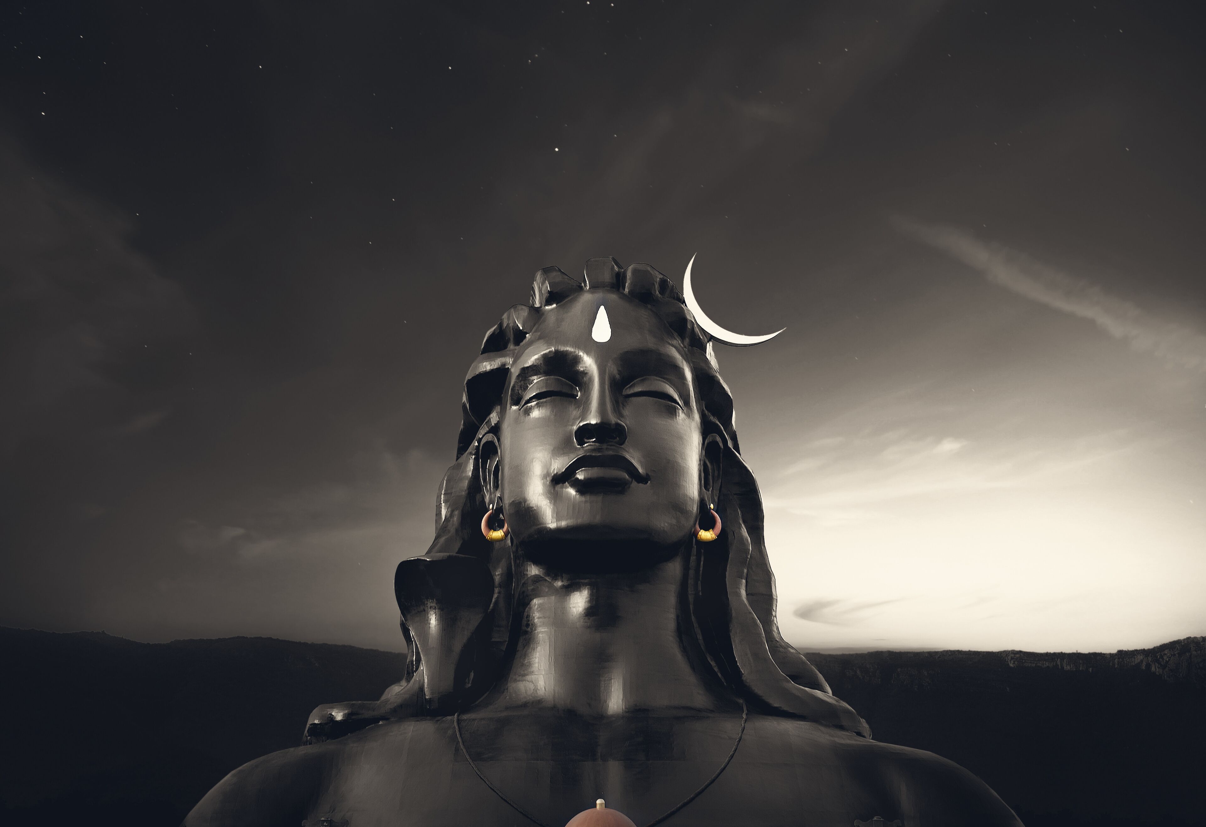 Una estatua con una luna creciente en la cabeza, sobre un cielo al anochecer.