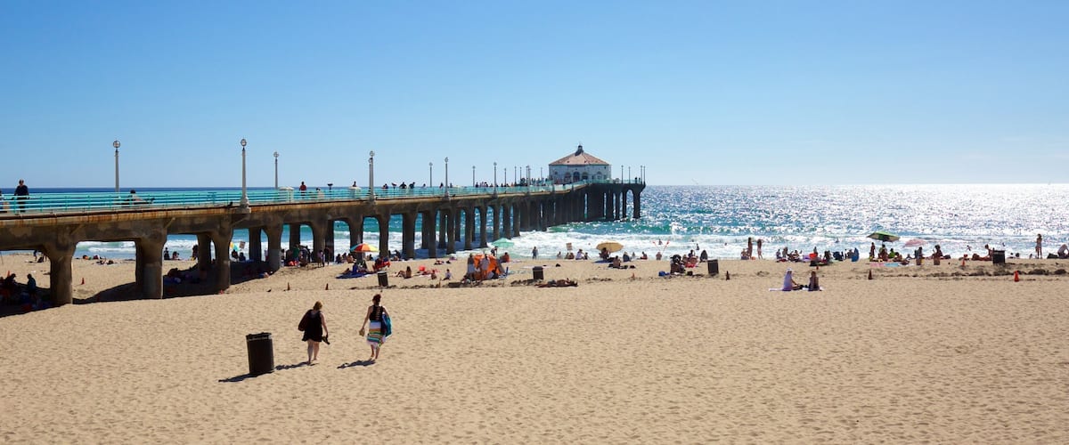 Manhattan Beach toont algemene kustgezichten en een zandstrand