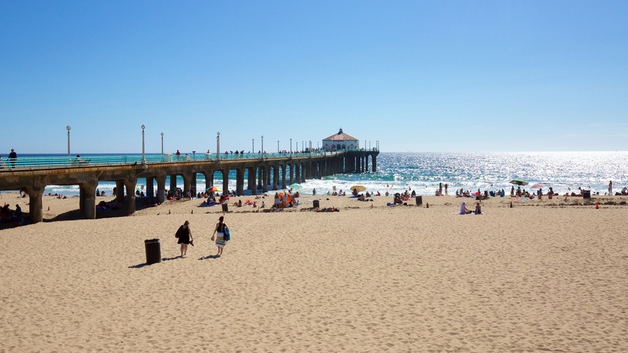 Manhattan Beach showing general coastal views and a sandy beach