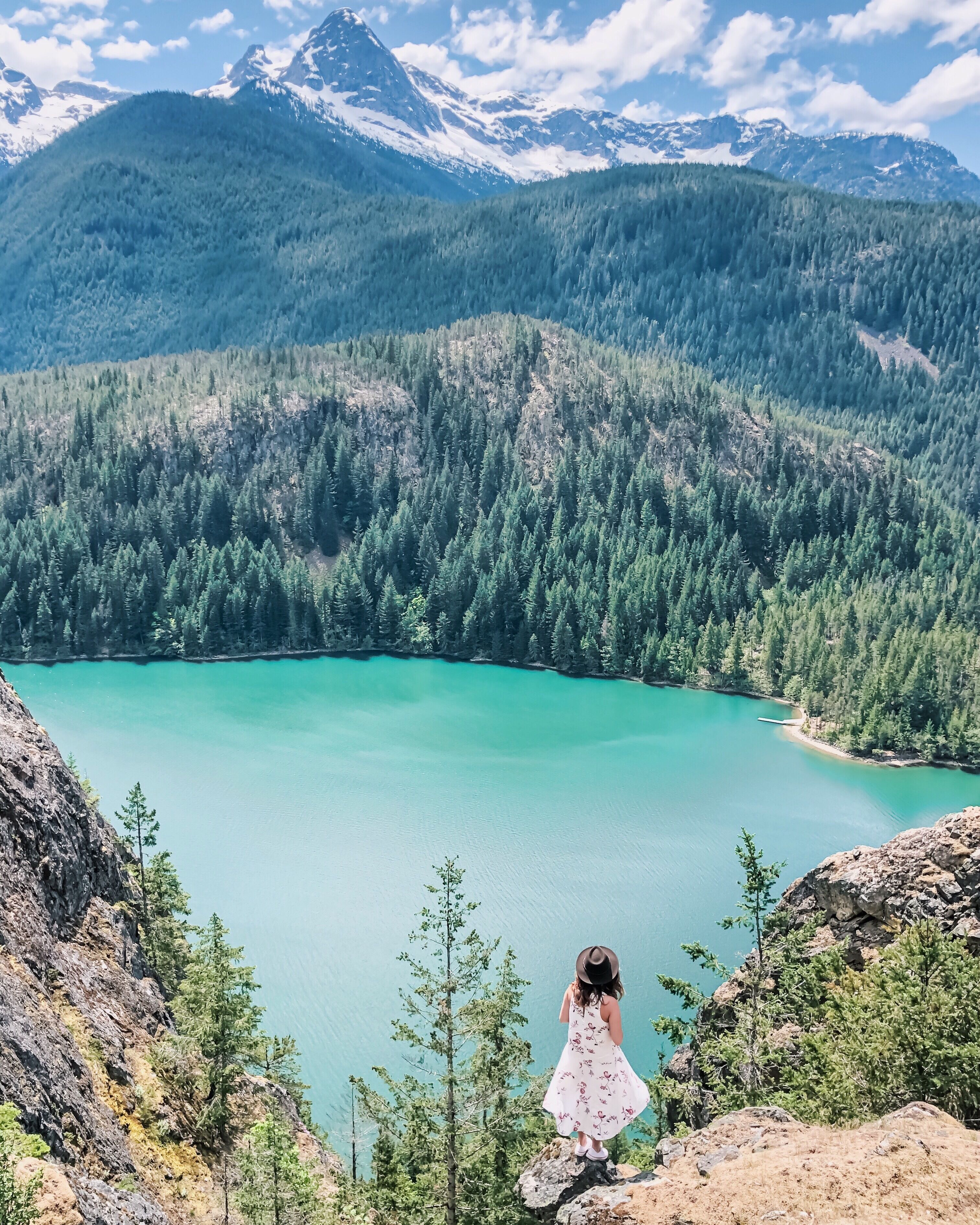 Beautiful viewpoint in North Cascades. This overlook has plenty of parking, restrooms, and a few picnic tables. 